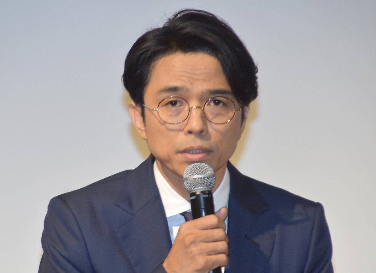 oricon's tweet photo. 怒号飛び交うジャニーズ事務所会見
井ノ原の一言に会場から拍手
https://t.co/LBFxSTSzMG

#ジャニーズ #ジャニーズ事務所 #SMILEUP #スマイルアップ #イノッチ

一部の記者がマイク無しで質問したり、一社一問ルールを守らず荒れる一幕も。井ノ原が「会見は全国に生放送で伝わっており、小さな子ども たち、 自分にも子どもがいます。ジャニーズJr.の子たちもいます。それこそ被害者の方々が、自分たちのことでこんなに揉めているのかって、僕は見せたくないので。できる限りルールを守っていく大人たちの姿を見ていただきたいと思っていますので、どうかどうか落ち着いてお願いいたします」と要請すると、会場から拍手が起きた。
