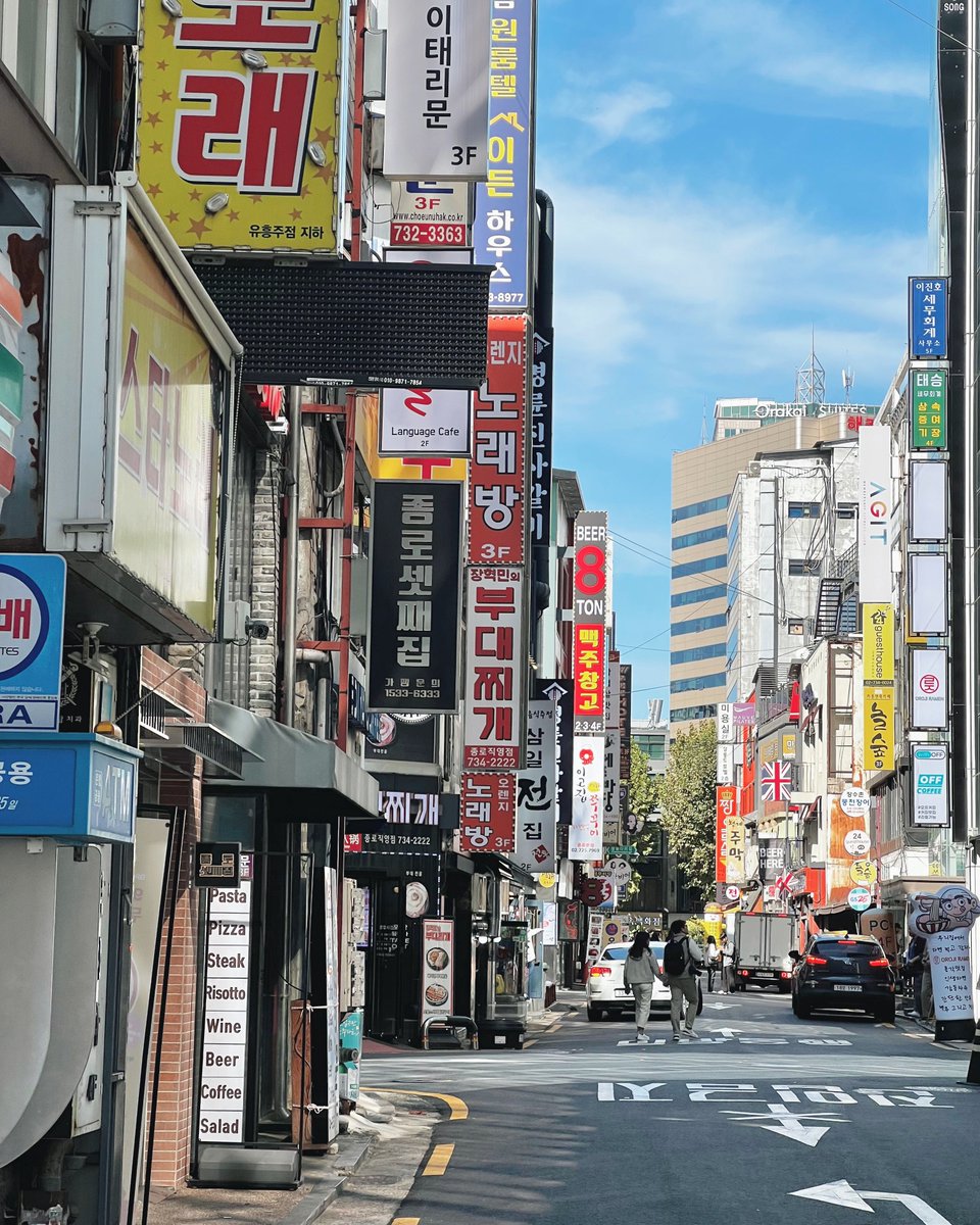 Exploring the beautiful side streets around Jongno. ✨🇰🇷 #Seoul