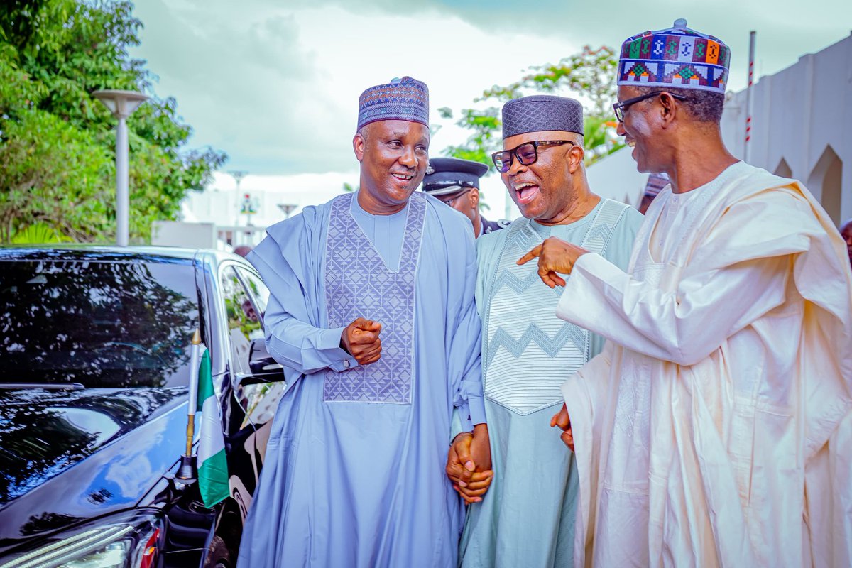 Equityoyo's tweet image. Yesterday, The Speaker of the House of Representatives, @Speaker_Abbas was at the Presidential Villa for the 63rd Independence anniversary celebration where President Bola Ahmed Tinubu cut the anniversary cake and signed a register. 

#independenceday2023