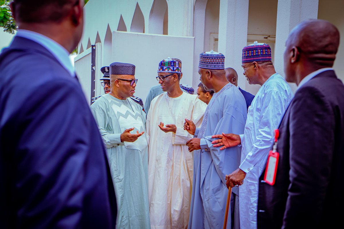 Equityoyo's tweet image. Yesterday, The Speaker of the House of Representatives, @Speaker_Abbas was at the Presidential Villa for the 63rd Independence anniversary celebration where President Bola Ahmed Tinubu cut the anniversary cake and signed a register. 

#independenceday2023
