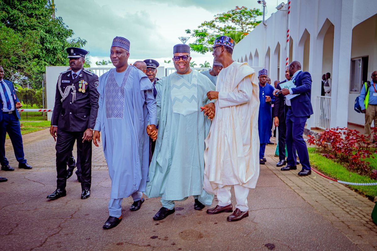 Equityoyo's tweet image. Yesterday, The Speaker of the House of Representatives, @Speaker_Abbas was at the Presidential Villa for the 63rd Independence anniversary celebration where President Bola Ahmed Tinubu cut the anniversary cake and signed a register. 

#independenceday2023