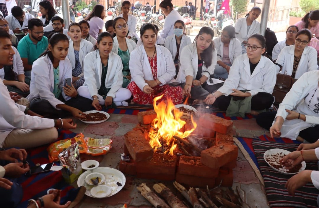 DrBhinya's tweet photo. निजी संस्थान की तरह छात्रों से भारत में सबसे ज्यादा फीस वसूली करती है राष्ट्रीय आयुर्वेद संस्थान।
लेकिन छात्रों के उचित स्टाइपेंड की मांग पर केंद्र सरकार चुप्पी क्यों साध लेते है।#Nia_stipend
@dainik
@moayush 
@NIAJaipur 
@sarbanandsonwal 
@vaidyakotecha 
@DrMunjparaBJP https://t.co/6JgyO8Q42J