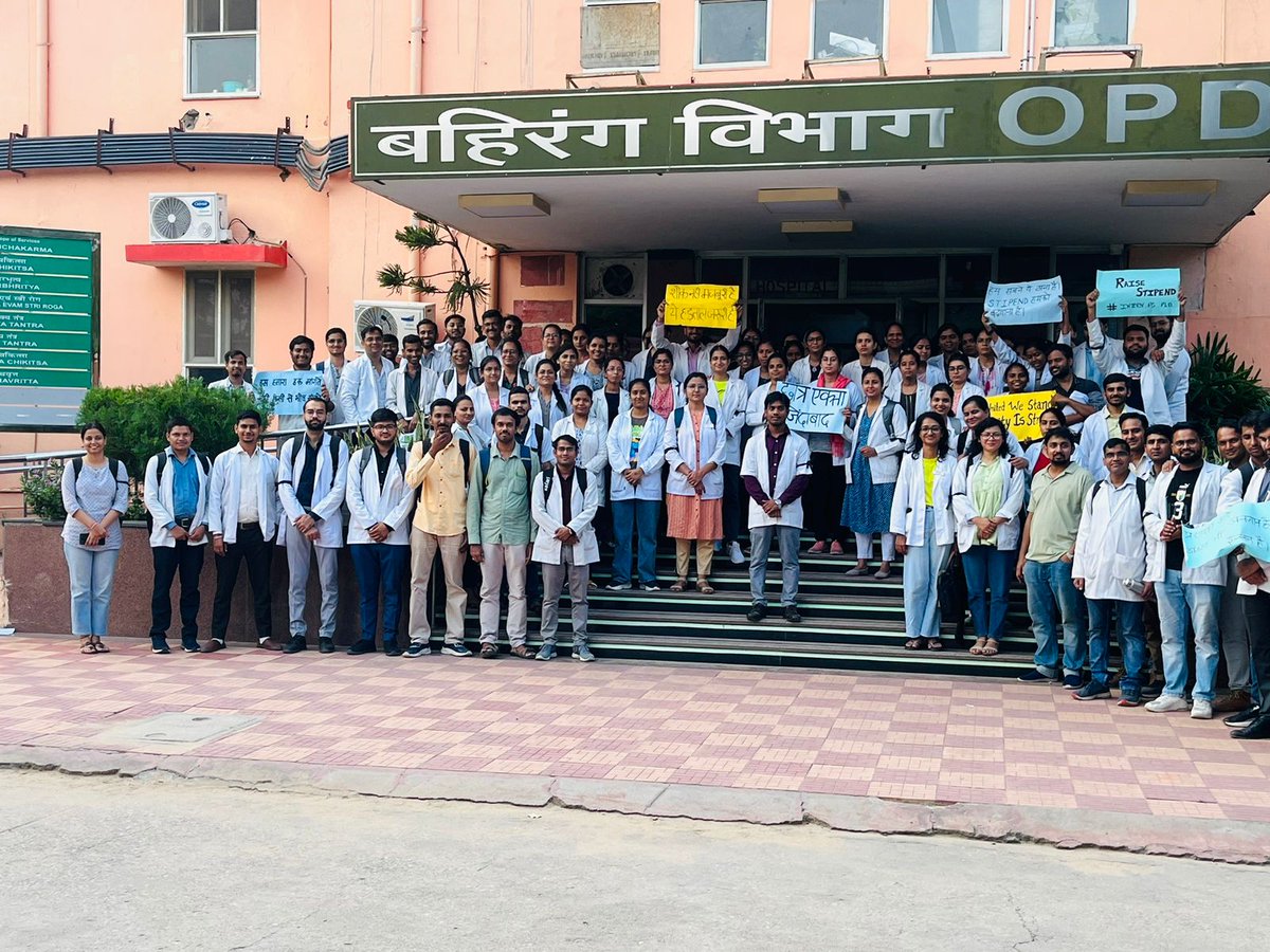 RahulSh39890804's tweet photo. Over worked under paid. सफेद कोट की शांति अब बनेगी क्रांति। प्रशासन क्यों अनजान है डॉक्टर भी इंसान Back।#Nia_Stipend
@moayush 
@NIAJaipur 
@sarbanandsonwal 
@vaidyakotecha 
@DrMunjparaBJP https://t.co/T4Z1oR7JbS