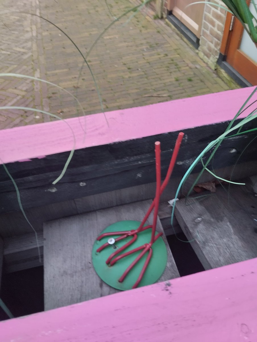 ijstijd2's tweet photo. Hoe sneu ben je, 2 van mijn flamingo's jatten.
Kom je de voeten nog even halen?
Dan kan je ze tenminste in je tuintje zetten. https://t.co/PwRjQUVvI2