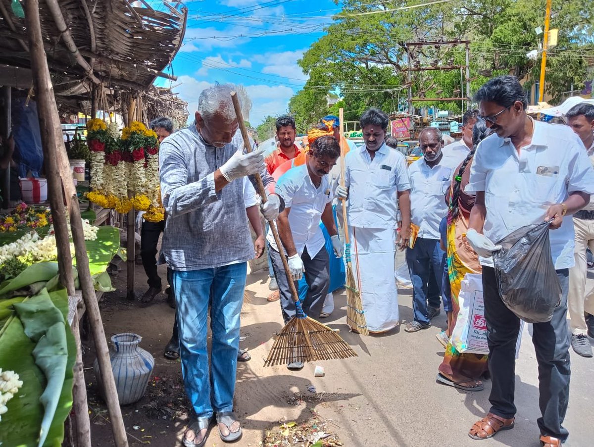 Dharaniramnad's tweet photo. பாரதப் பிரதமர் திரு. @narendramodi  அவர்களின் வேண்டுகோளுக்கு இணங்க 

தூய்மை இந்தியா திட்டம் (#Swarchbharat) @SwachhBharatGov 

 இராமநாதபுரம் நகர் அரண்மனை  பகுதிகளில்   துப்புரவு பணி மேற்கொள்ளப்பட்டது
அதில் கலந்துகொண்டு துப்புரவு பணி செய்தேன்... https://t.co/zQm1fIfG0S
