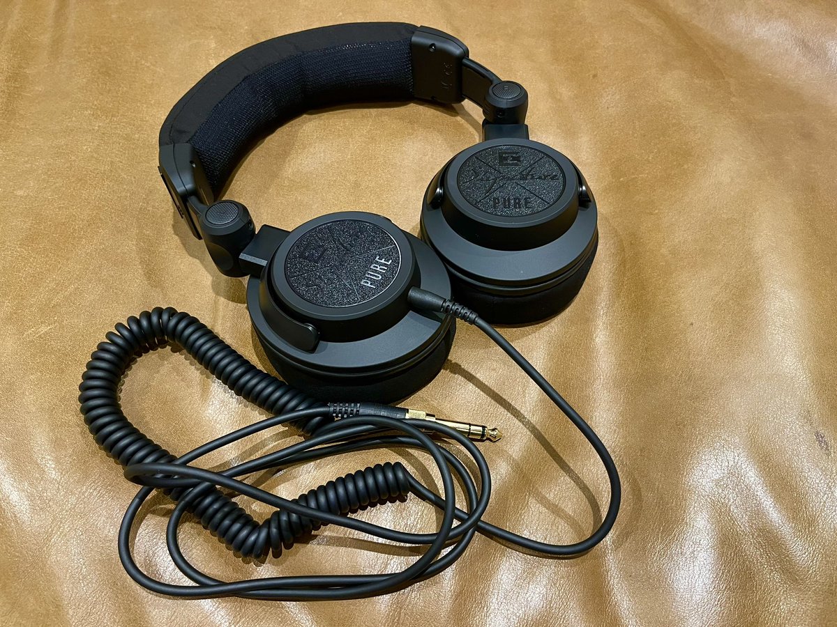 morisaki4425's tweet photo. ULTRASONE Signature PUREのデモ機をお借りしました!カールコードではネットのレビュー通りの音でしたがストレートケーブルに替えたら解像度がワンランクアップでSignature MASTER に一歩近づきました(^^)
#ULTRASONE
#SignaturePURE
#ARTISANSMASTERING https://t.co/EzOZTsjMss