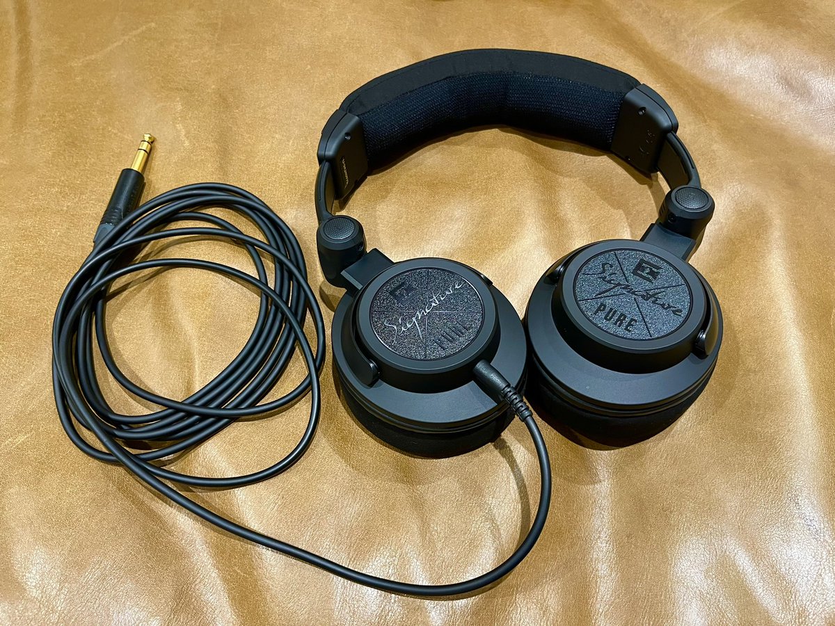 morisaki4425's tweet photo. ULTRASONE Signature PUREのデモ機をお借りしました!カールコードではネットのレビュー通りの音でしたがストレートケーブルに替えたら解像度がワンランクアップでSignature MASTER に一歩近づきました(^^)
#ULTRASONE
#SignaturePURE
#ARTISANSMASTERING https://t.co/EzOZTsjMss