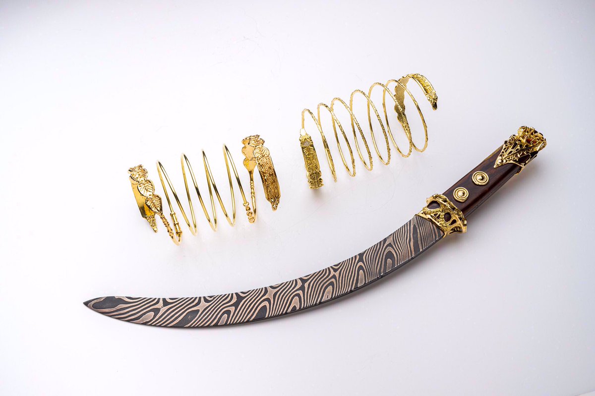 Getica - Sica Sun 

#getica #sicae #sicadacica #18kgold #damascus #brataradacica #mihaieminescu #gold #aur #kristiandimofte #galeriaalexandras #kadys #oneofakind #blade #royalblade #royal #sicaregala #rugaciuneaunuidac #muzeulnationaldeistorie #minisculpture #garnet #diamond