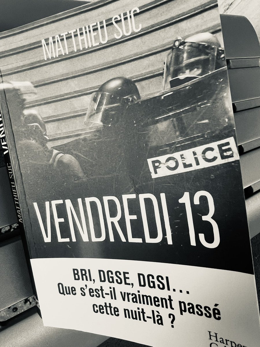 «Le cadavre du terroriste n1 est devant la porte de la loge. Son gilet explosif est tjrs sur lui, intact. Un démineur de la BRI s’allonge sur le mort, faisant écran de son corps pour permettre aux survivants d’enjamber sans risquer d’arracher un fil du gilet funeste» @MatthieuSuc