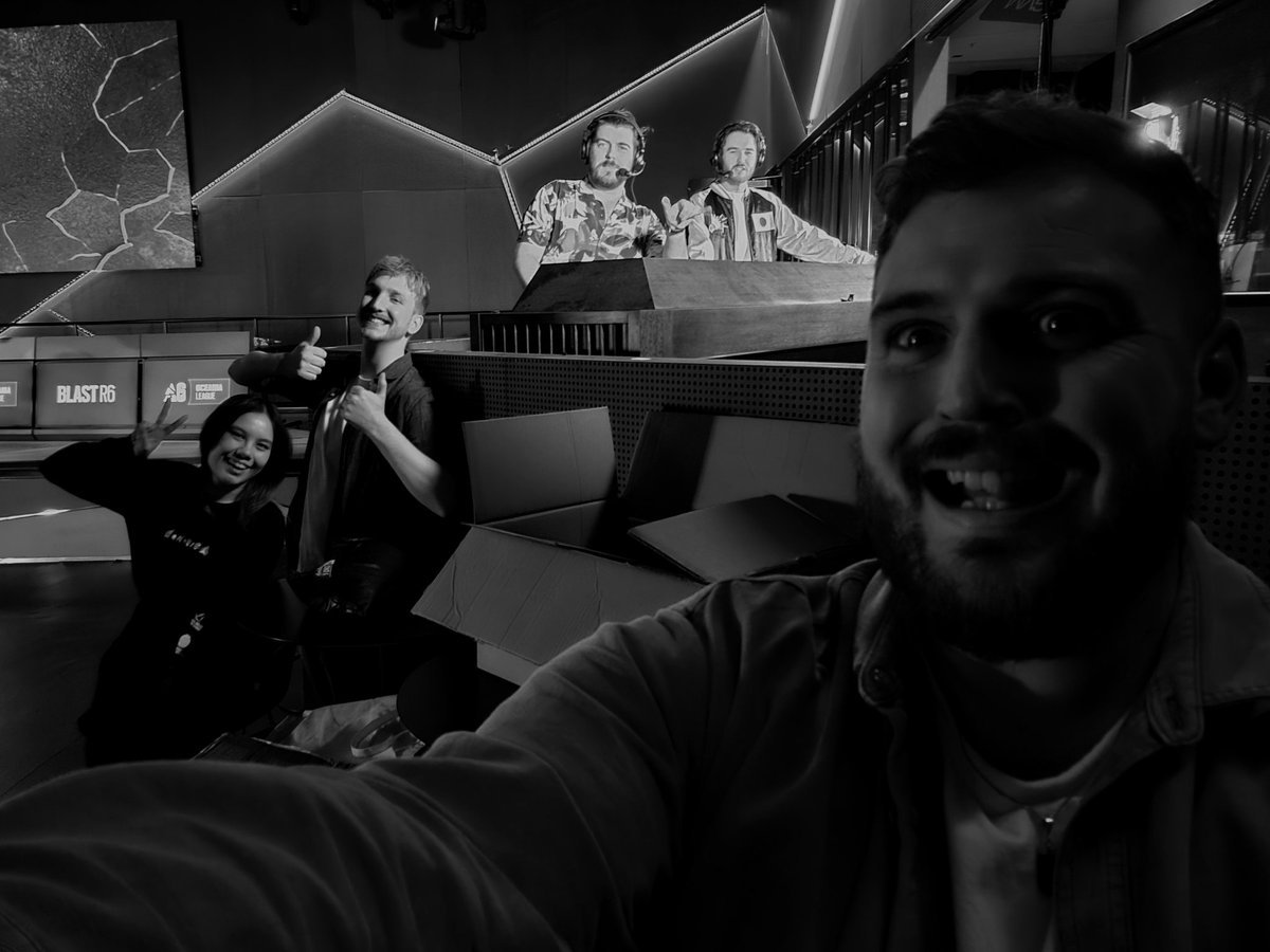 guzz and zenox just posing for some fans!1!!1 they are so generous!!

also, the oce league is live 😍