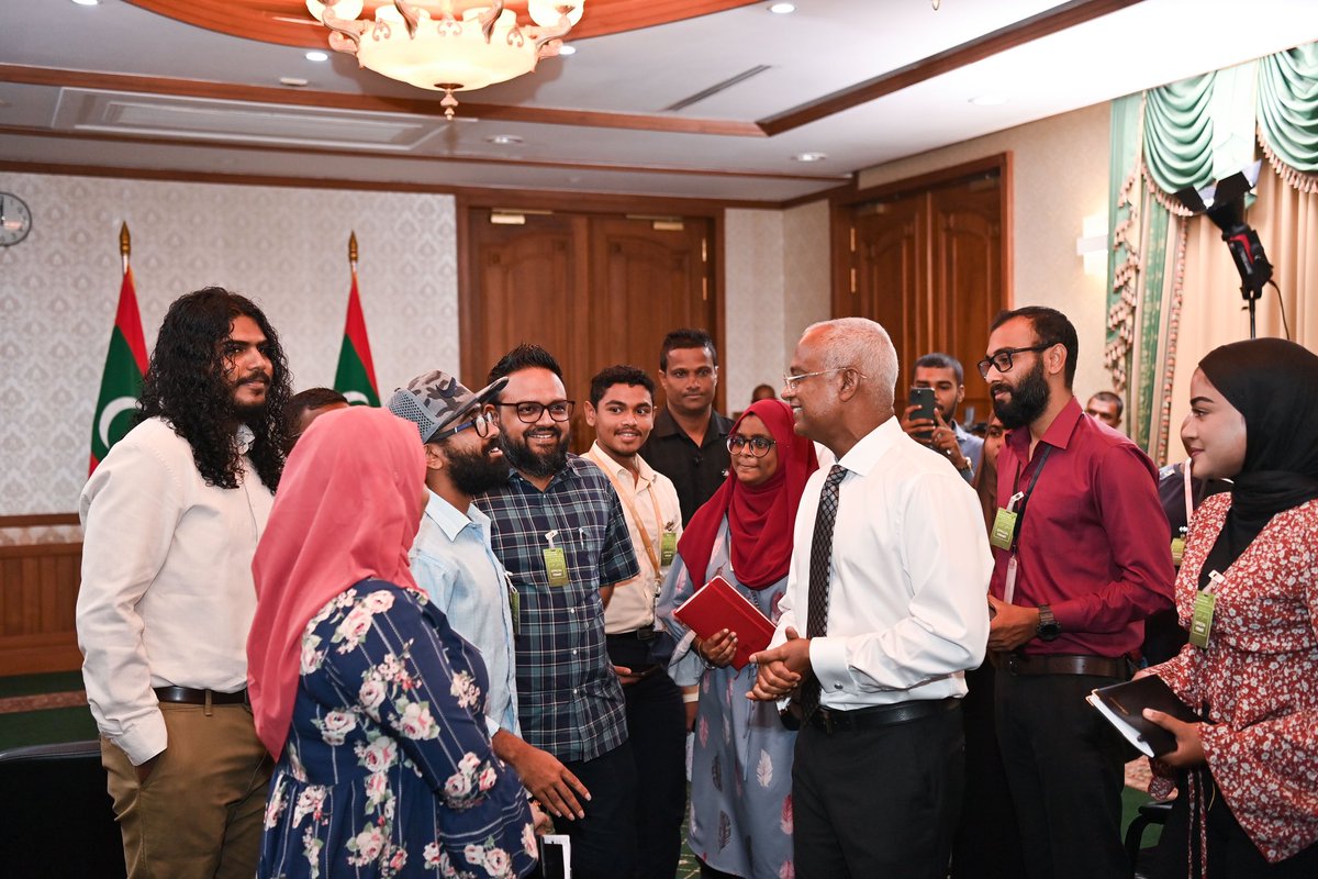 Abdullaiman25's tweet photo. ރައީސް @ibusolih ގެ މި ނޫސްވެރިންގެ ބައްދަލުވުމުން އެމަނިކުފާނަށް ކުރެވުނު ޤަދަރާއި ލޯބި އަދި އިޙްތިރާމު ކުރިއަށް ވުރެން ވެސް އިތުރު ވެއްޖެ. ޝާއިރު ވިދާޅުވީ ރަނގަޅަށް.

“އޯގާތެރި ވެރިޔެކޭ ތިޔައީ”

#BarulamaaneeeNoonGotheh https://t.co/sQhKooNttG