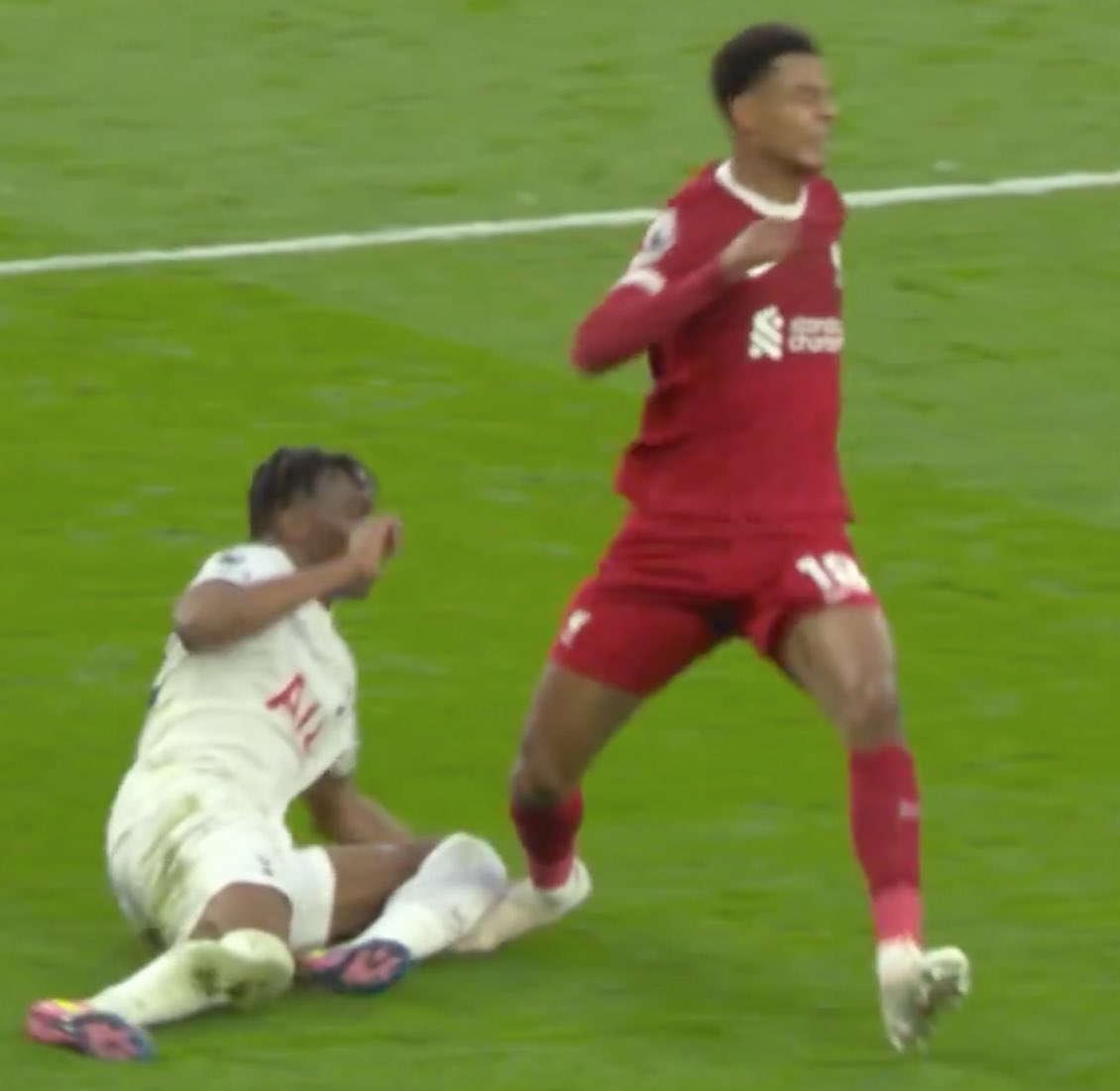 SimonBrundish's tweet photo. Both won the ball
Both caused potential leg breaks with their follow through

One player was actually injured https://t.co/GkugTzOsGa