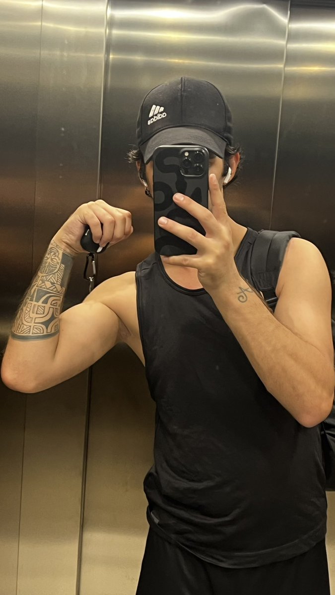 gambvz's tweet photo. 🤸 https://t.co/9sLPLrWKZR