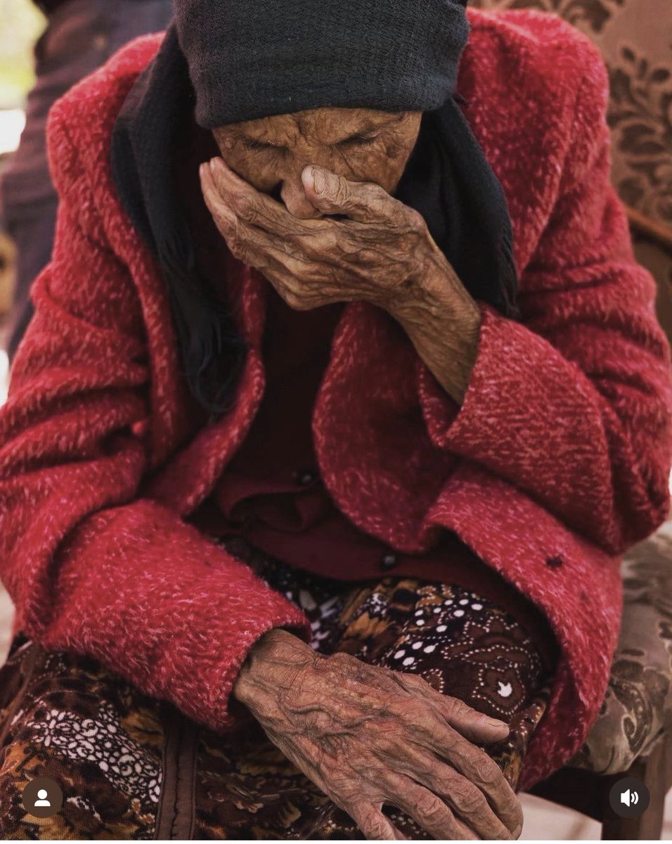 Cher <a href="/EmmanuelMacron/">Emmanuel Macron</a> 
Je vous présente Amélia 
Elle n’a pas le covid elle est juste un peu déprimée 
Elle a 103 ans 
Elle est né et a vécu en Artsakh. 
Elle était là avant l’existence et la naissance de l’Azerbaïdjan
Auj,  elle a été chassé de chez elle…#StopArtsakhGenocide