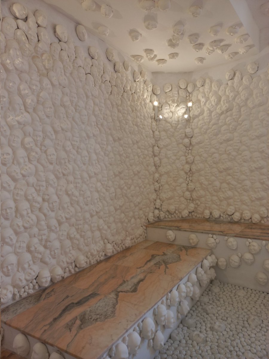 BeatrixDelarue's tweet image. Superbe exposition vue ce week-end  pour le prix Visual Merchandising de Chanel,  autour de la Méditerranée. Présentation extraordinaire dans des vitrines aménagées par les artistes. 
#Designparade #villanoailles #toulon