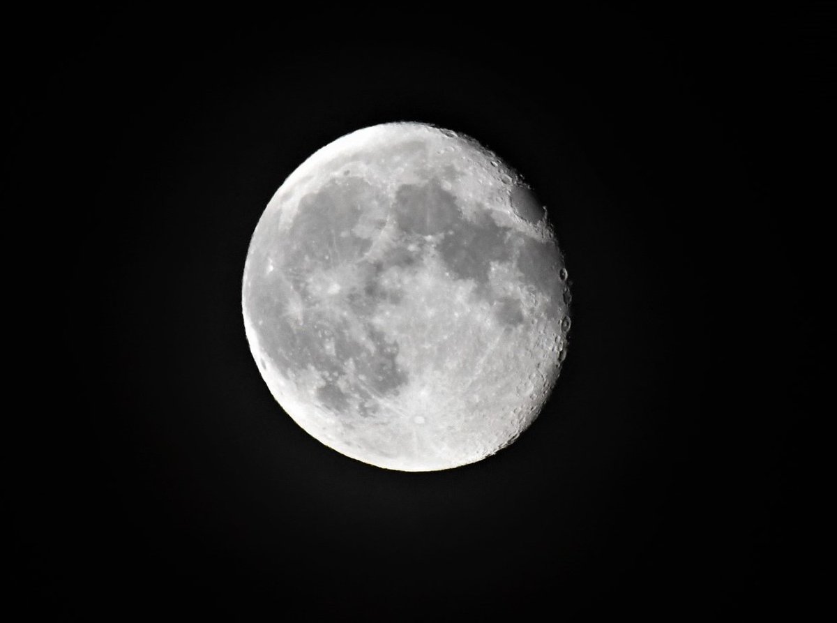 An even better view of the #mooncraters last night.