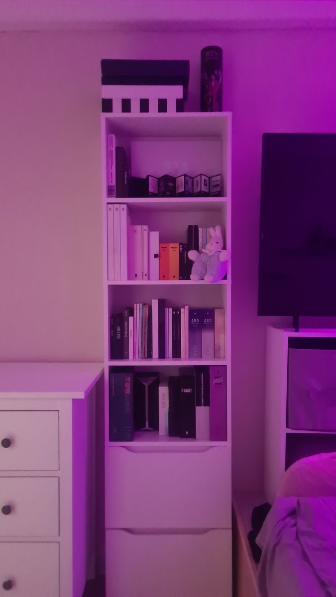 Счастья здоровья всем в этом домике.

Я жив, цел, орёл, если вдруг что 😁 я переехала, у моего мерча новый домик 🥺 плотненько так там устроился!
А ещё ко мне приехала моя драгоценность и подарила мне альбом Чимина 😭💔 чувствую себя просто потрясающе

А вы как поживаете??