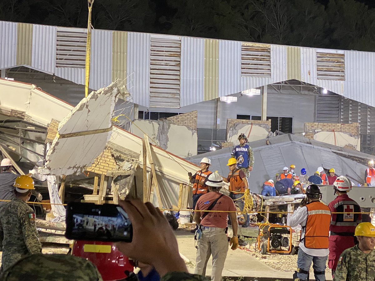dect1608's tweet photo. Comenzó la remoción de escombros. 10 fallecidos, más de 60 lesionados y cientos de manos solidarias en la desgracia de la iglesia de la #SantaCruz en #CdMadero #Tamaulipas 

Los equipos de rescate activan este operativo tras confirmar que NO HAY MÁS VÍCTIMAS ATRAPADAS #Tampico https://t.co/Lckio5KTpA