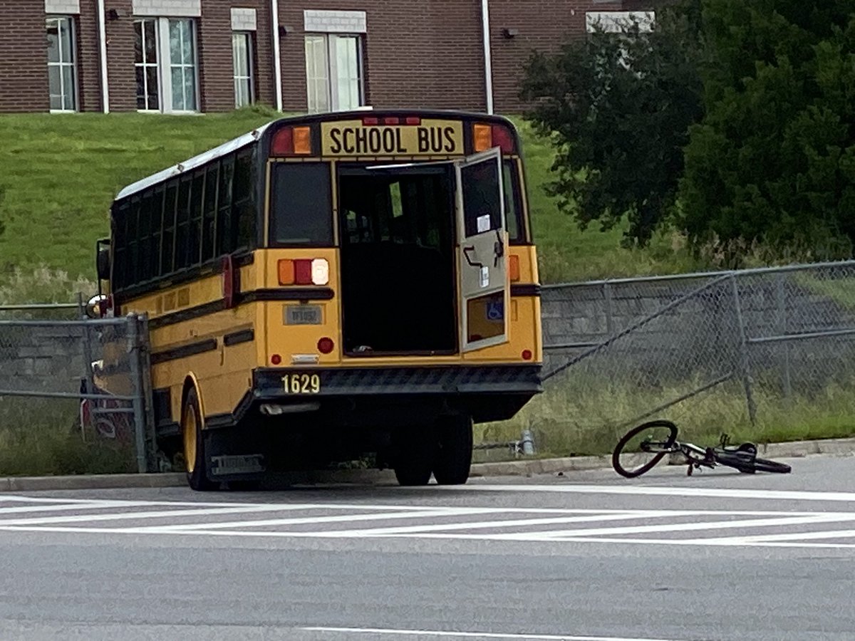 We’re on the scene of #BreakingNews in Lake County. FHP is investigating a fatal crash involving a school bus and a bicycle. Troopers say a 17-year-old was riding the bicycle and was killed.

clickorlando.com/traffic/2023/1…
