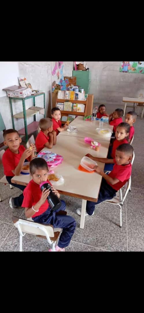 Asi inician el año escolar  los niños y niñas de la patria con este rico desayuno. Preescolar Bolivariano ARAGUA #VenezuelaPresenteEnLaEscuela
#InicioDeClases
<a href="/_LaAvanzadora/">Yelitze Santaella</a> <a href="/NicolasMaduro/">Nicolás Maduro</a> @cd
