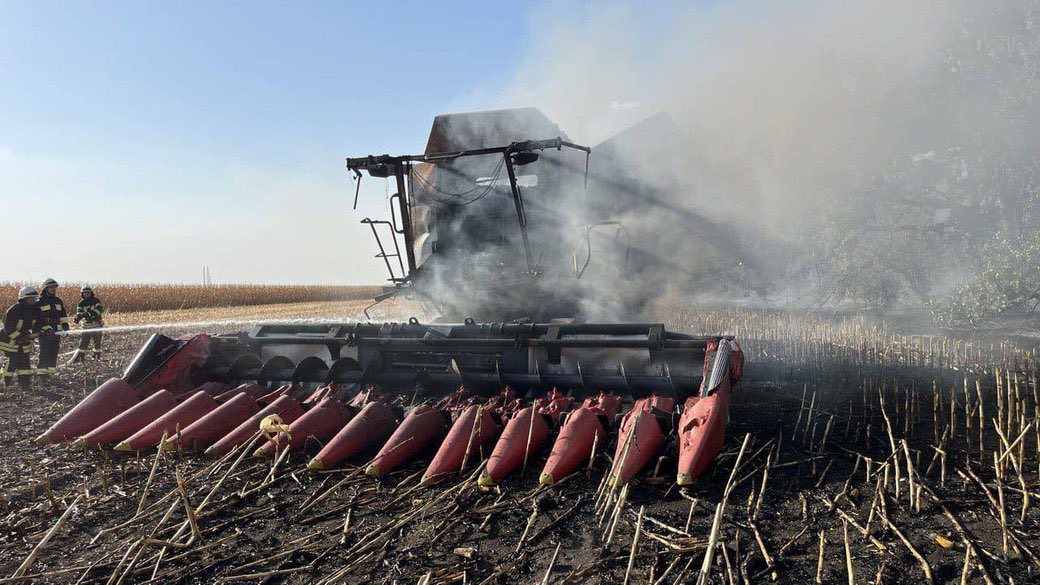 gotrudovi's tweet photo. The conditions Ukrainian #farmers #work in are constantly dangerous.
In the village of #Donets, a combine harvester hit an explosive object during harvesting grain crops in a field and caught fire.
https://t.co/KLbTOwt5pr https://t.co/x0NEm0XdTb