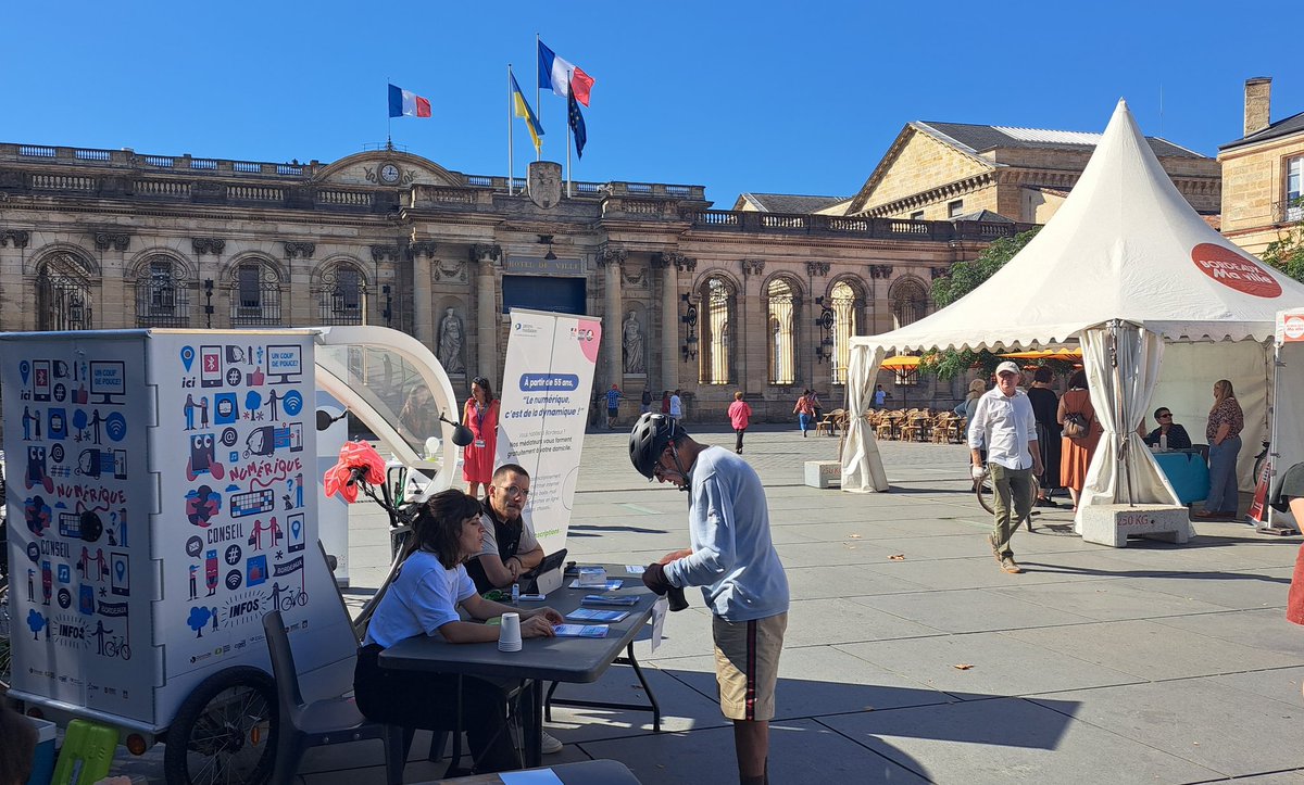 Dans le cadre de la @semainebleue, le village des associations de @Bordeaux avec le @PIMMSdeBordeaux : Renforçons les liens intergénérationnels ! @pimmsmediation @PierreHurmic @Ecolaw2 Carsat Aquitaine @MalakoffHumanis