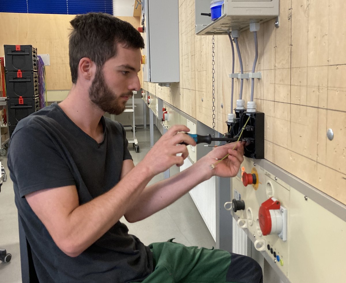 handwerksblatt's tweet image. 🌟🛠 Die besten #Absolventen der #Gesellenprüfungen im #Handwerk nehmen traditionsgemäß an den #DeutschenMeisterschaften im Handwerk teil – so auch die Besten aus dem #Kammerbezirk Frankfurt/Oder. 🏆👏 Foto: © Michael Thieme v-h1.de/a0Fx