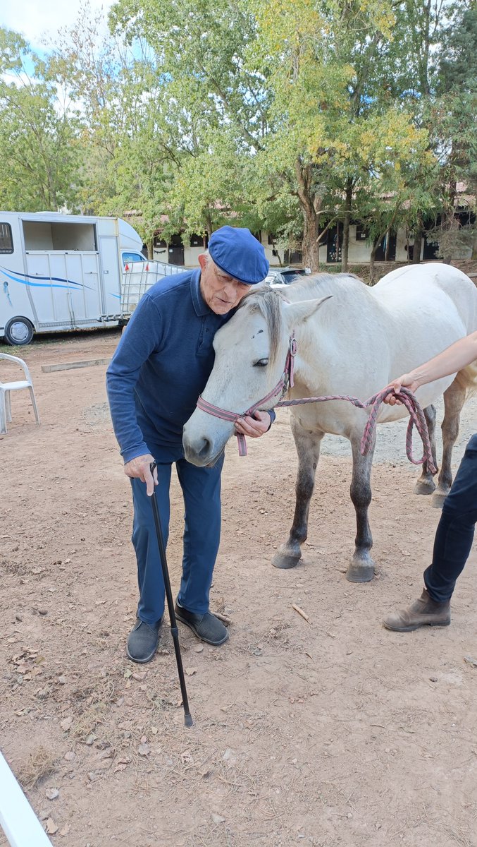 Instant de complicité avec le Cheval - Emotion de la rencontre avec cet animal doux et calin
Bon, il a fallu de peu pour qu'on ramène un petit poney à notre résidence! Ah oui, les Canotiers <a href="/senioriales/">Senioriales</a> sont 100% en pailles! Merci <a href="/chsjsr/">CHSJSR</a> @lecartablederico pour cette journée!😍