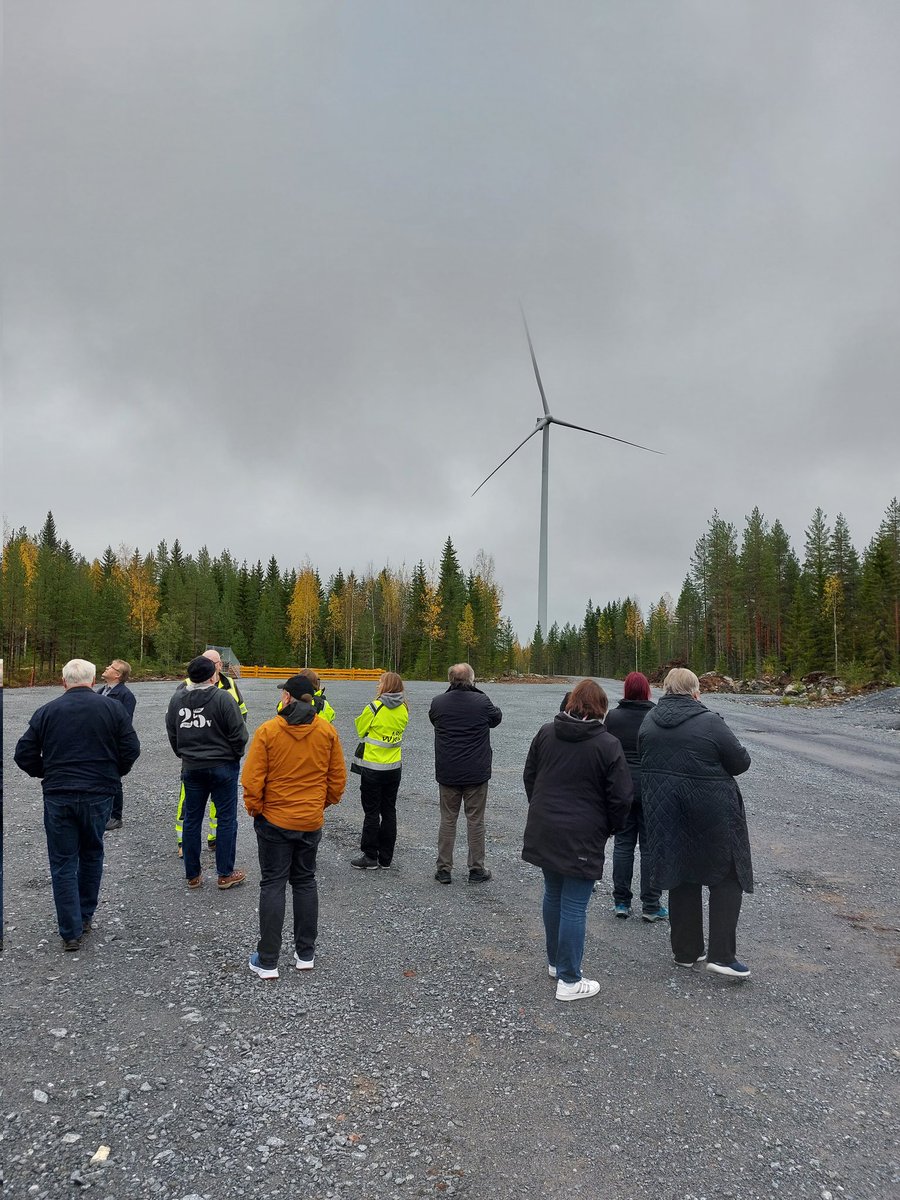 Vierailimme valtuutettujen kanssa Haapajärvellä tutustumassa tuulivoimarakentamiseen. Saimme uutta tietoa rakentamisvaiheesta, tuotannosta ja puiston infrasta. Kannonkosken Vuorijärvien alueelle tullaan tekemään lisäselvityksiä merkittävien luontoarvojen ja voimaloiden osalta.