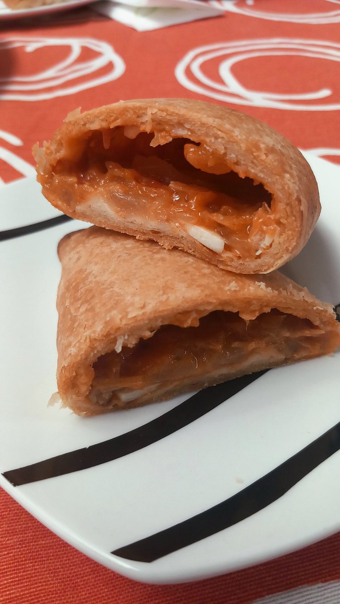 PepGranellTrave's tweet photo. #pastisset de verdures i tonyina.
Molt bona la masa, per al meu gust falta relleno.
Un dels millors sense dubte de ací. Forn San Basilio
@pacolonso
#cuina #empanadillas #comer #gastronomia
#gastrolovers #menjar #forns #cuinavalenciana
#buenastardes #hornos
#TweeterWorld https://t.co/rqx1bPtfqF