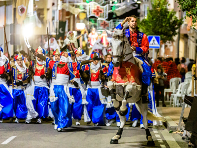 costablancaorg's tweet photo. ¡Callosa d'En Sarrià celebra las fiestas de Moros y Cristianos del 7 al 10 de octubre! Una tradición con reconocimiento nacional desde 1985. No te pierdas la impresionante representación de la conquista del castillo y las vibrantes procesiones. 🎉🥁🏰 @Turismo_Callosa https://t.co/R4vgdsakZW