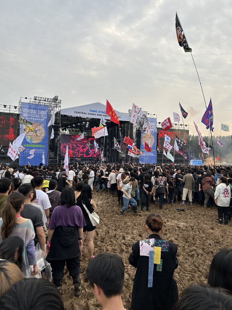 fifa56789's tweet photo. 南阳迷笛，这烂泥坑有伍德斯托克的赶脚了。 https://t.co/CwklhZi3Zh