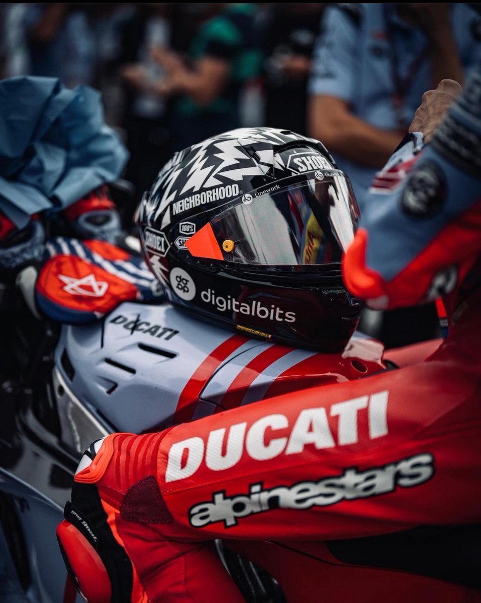 DSCとのコラボヘルメット欲しすぎる