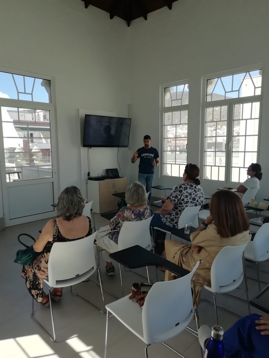 AFATENERIFE's tweet photo. La semana pasada Samuel, uno de nuestros psicólogos, estuvo en la Residencia para Mayores Ballesol informando sobre la enfermedad a aquellos familiares que quisieron asistir. https://t.co/3mavqv2Sbi