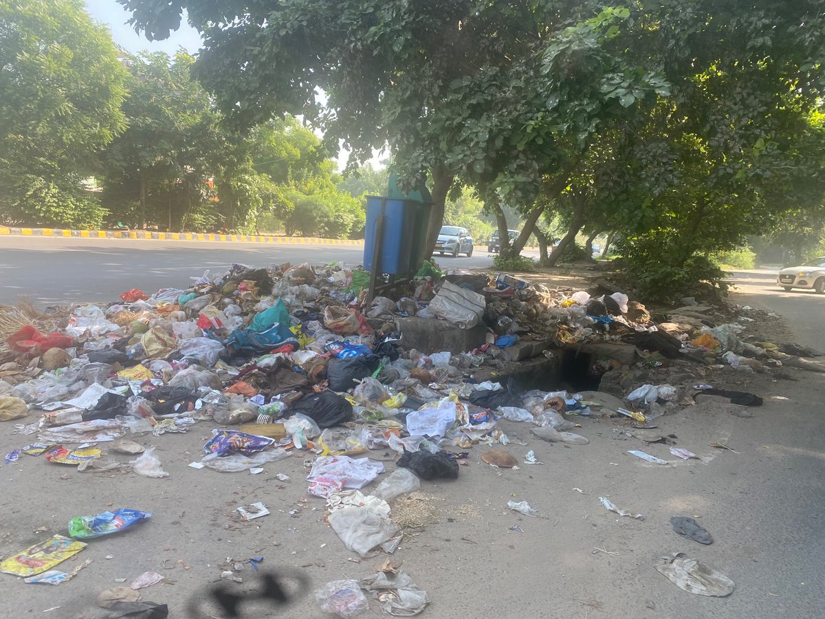 kimriti's tweet photo. @MunCorpGurugram This is right opposite Medanta Mediclinic at Subhash Chowk! Please take some action. Looks like a garbage truck dumped it here. https://t.co/K7u3MblBJe