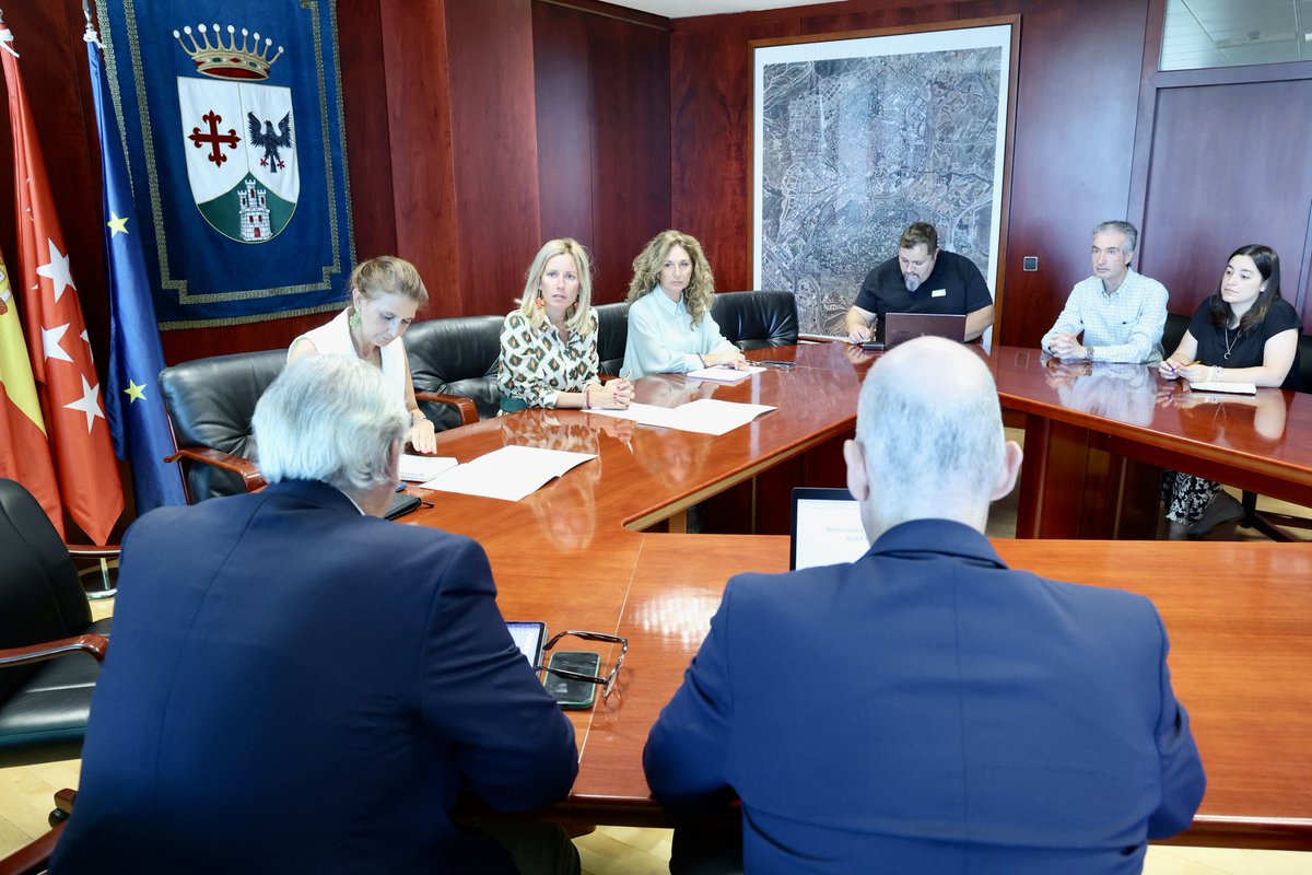 🤝Esta mañana nos hemos reunido con  la asociación de empresarios de #Alcobendas 
<a href="/AICAempresarios/">AICA - Asociación de Empresarios de Alcobendas</a>
para poner en común propuestas para el dinamismo empresarial y para mejoras del comercio y la hostelería.
<a href="/bettabracco/">Elisabetta Bracco</a>