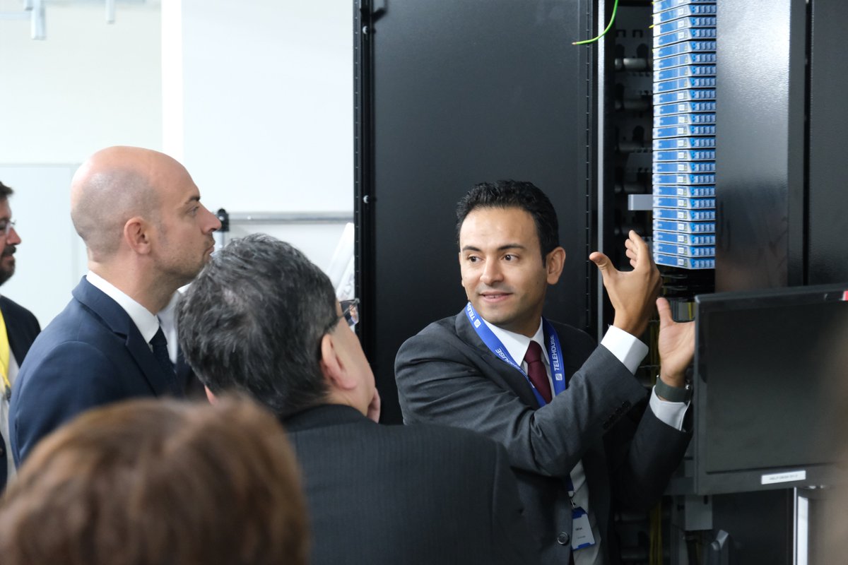 Prefet78's tweet photo. 🟠Ce matin, @jnbarrot, ministre délégué chargé du numérique, assistait à l'inauguration du nouveau data center "Magny 2" de @TelehouseFR à Magny-les-Hameaux @villemagny78. 

🤝Il était accueilli par le sous-préfet Victor Devouge, secrétaire général de la préfecture des Yvelines, en présence de Son Excellence Makita Shimokawa, ambassadeur du Japon🇯🇵 en France, d'@AnneBergantz, députée de la 2e circonscription des Yvelines, de @LaugierMichel, sénateur des Yvelines, de Bertrand @BHouillon, maire de Magny-les-Hameaux et Alexandra @Rosetti2020, conseillère départementale @Les_Yvelines. 

🎓Après une visite du nouveau data center avec @samislim, directeur général de Telehouse France, le Ministre a remis leur diplôme à la dernière promotion des plombiers du numérique : 14 jeunes formés aux métiers des infrastructures du numérique en 3 mois. 
👉75% des jeunes formés par les plombiers du numérique trouvent un #emploi dans ce secteur à l'issue de leur formation !