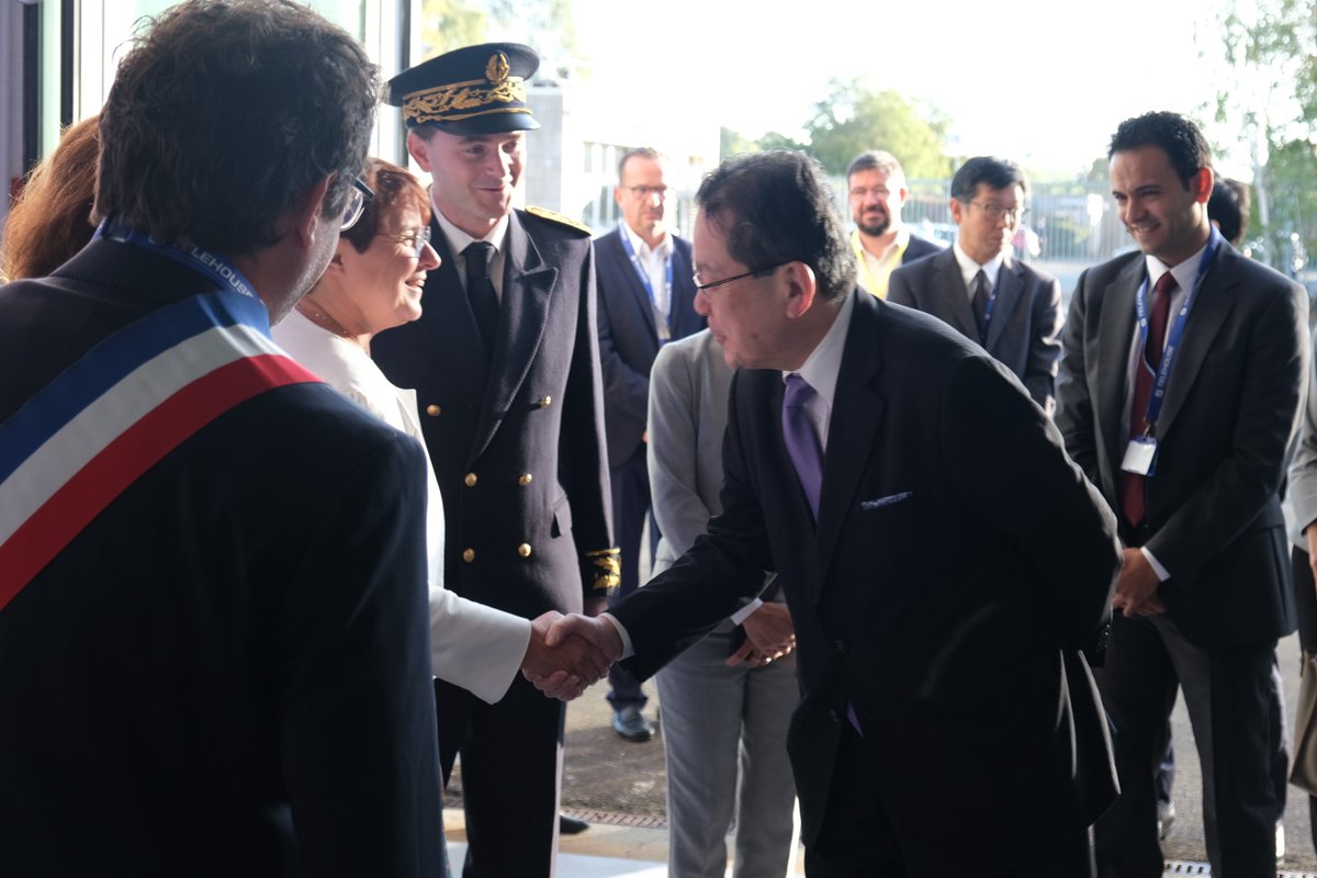 Prefet78's tweet photo. 🟠Ce matin, @jnbarrot, ministre délégué chargé du numérique, assistait à l'inauguration du nouveau data center "Magny 2" de @TelehouseFR à Magny-les-Hameaux @villemagny78. 

🤝Il était accueilli par le sous-préfet Victor Devouge, secrétaire général de la préfecture des Yvelines, en présence de Son Excellence Makita Shimokawa, ambassadeur du Japon🇯🇵 en France, d'@AnneBergantz, députée de la 2e circonscription des Yvelines, de @LaugierMichel, sénateur des Yvelines, de Bertrand @BHouillon, maire de Magny-les-Hameaux et Alexandra @Rosetti2020, conseillère départementale @Les_Yvelines. 

🎓Après une visite du nouveau data center avec @samislim, directeur général de Telehouse France, le Ministre a remis leur diplôme à la dernière promotion des plombiers du numérique : 14 jeunes formés aux métiers des infrastructures du numérique en 3 mois. 
👉75% des jeunes formés par les plombiers du numérique trouvent un #emploi dans ce secteur à l'issue de leur formation !