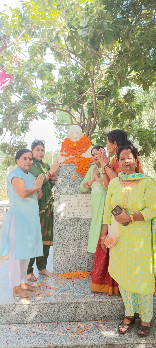 HaryanaPMC's tweet photo. राष्ट्रपिता महात्मा गांधी जी व पूर्व प्रधानमंत्री लाल बहादुर शास्त्री जी की जन्म जयंती पर कुरुक्षेत्र जिला अध्यक्ष ग्रामीण मीना शर्म�� व  निशी गुप्ता जिला अध्यक्ष शहरी ने पुष्पांजलि अर्पित की
#GandhiJayanti2023 https://t.co/29meqPhh8b