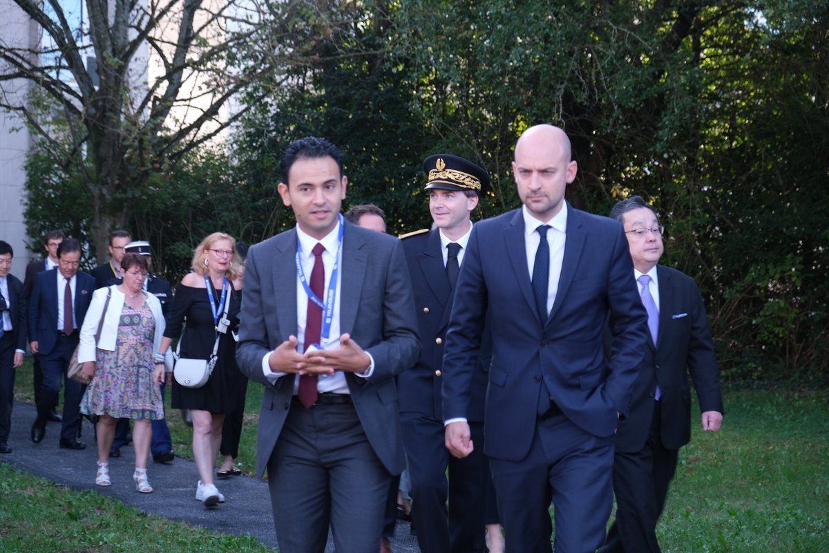 Prefet78's tweet photo. 🟠Ce matin, @jnbarrot, ministre délégué chargé du numérique, assistait à l'inauguration du nouveau data center "Magny 2" de @TelehouseFR à Magny-les-Hameaux @villemagny78. 

🤝Il était accueilli par le sous-préfet Victor Devouge, secrétaire général de la préfecture des Yvelines, en présence de Son Excellence Makita Shimokawa, ambassadeur du Japon🇯🇵 en France, d'@AnneBergantz, députée de la 2e circonscription des Yvelines, de @LaugierMichel, sénateur des Yvelines, de Bertrand @BHouillon, maire de Magny-les-Hameaux et Alexandra @Rosetti2020, conseillère départementale @Les_Yvelines. 

🎓Après une visite du nouveau data center avec @samislim, directeur général de Telehouse France, le Ministre a remis leur diplôme à la dernière promotion des plombiers du numérique : 14 jeunes formés aux métiers des infrastructures du numérique en 3 mois. 
👉75% des jeunes formés par les plombiers du numérique trouvent un #emploi dans ce secteur à l'issue de leur formation !