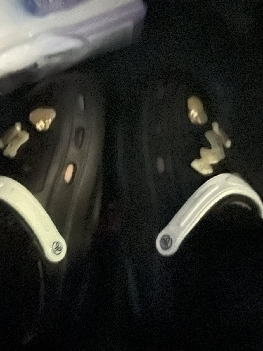 剛剛有一群男生經過我旁邊騎腳踏車我在買鞋子他們就說我的內內很大欸我該開心嗎還是要難過被消遣了💨🇹🇼看起來是一群國中 https://t.co/D3gn6UgXZ9