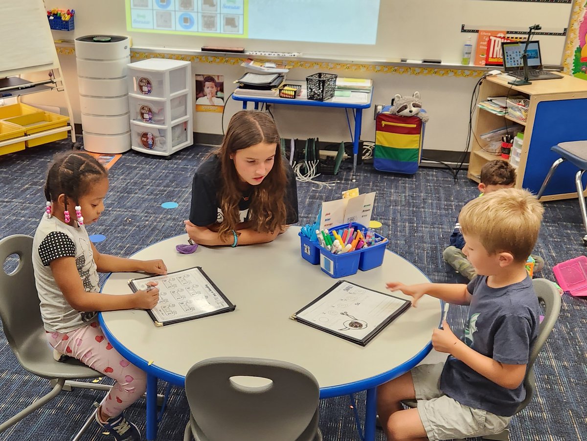 RanchViewMS's tweet image. 🌟 Community Service Day was a success!🌟 Students volunteered at many locations, making a huge impact in our community. Together, we can create a brighter future. 🌎✨ #CommunityServiceDay #MakingADifference