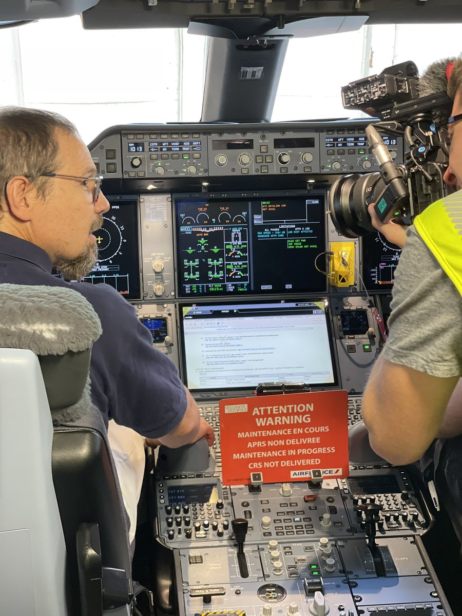 landais_cedric's tweet photo. #MondayMotivation 🎥✈️💻🇫🇷👍Reportage/Immersion en compagnie des équipes d @AFIKLMEM concernant la maintenance prédictive #Airfrance & le tant convoité outil #Prognos ↩️
https://t.co/pcaEUFZdk8 https://t.co/DZKPqUCsMt