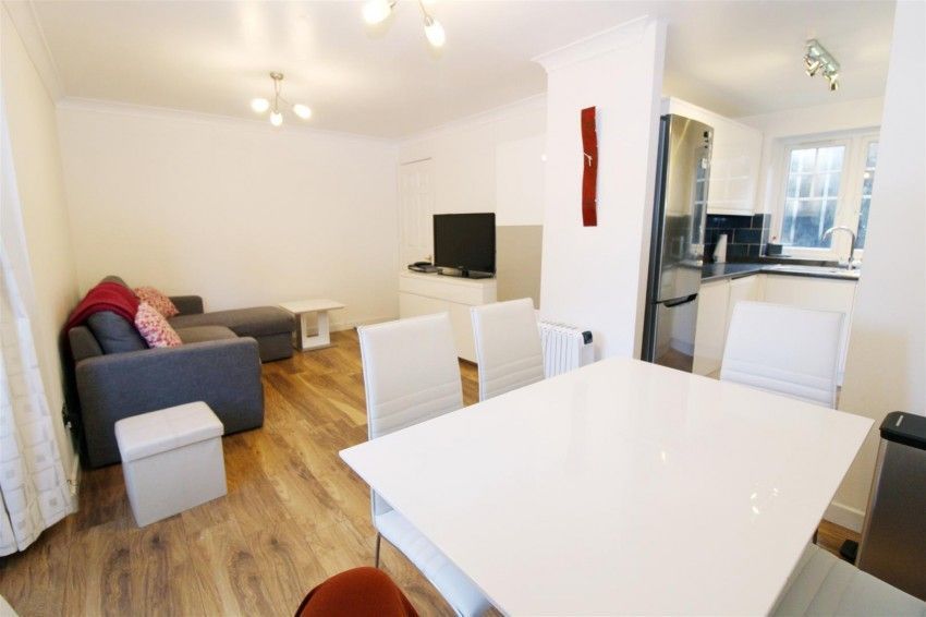 Nicholas Est Agents tweet media