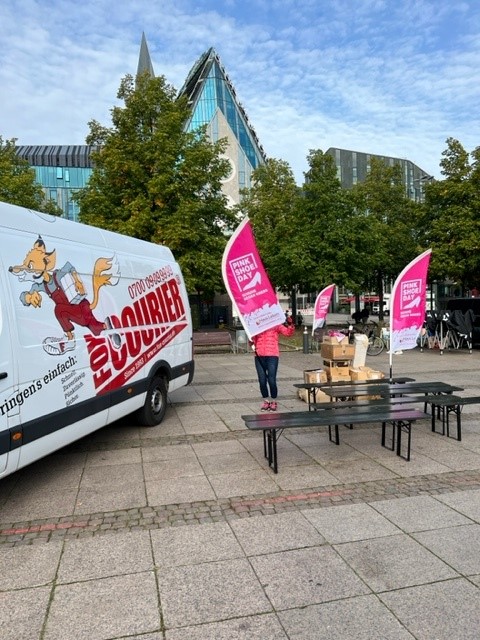 foxKDB's tweet photo. Unser Team der fox-COURIER GmbH hat am letzten Samstag wieder tatkräftig den Pink Shoe Day 2023 unterstützen können.
Bei fantastischem Wetter war es wieder eine sehr gelungene Veranstaltung auf dem Augustusplatz und danken allen Teilnehmern und Unterstützern.
Möchten Sie auch ... https://t.co/7ogjzys98Y
