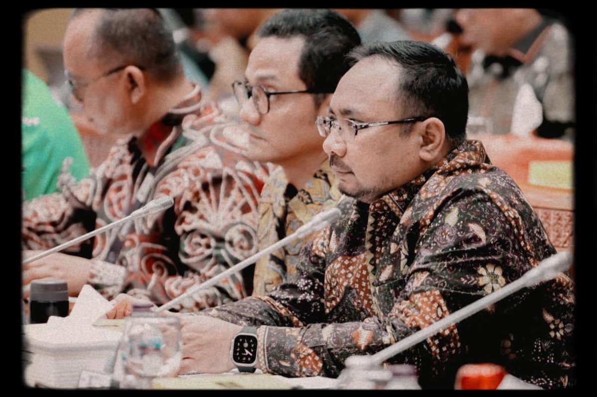 YaqutCQoumas's tweet photo. Merapatkan yang perlu. Siang tadi bersama komisi VIII DPR RI. Pakai batik di Hari Batik. Kamu pakai batik atau pakai isu lama? 😁😎 https://t.co/O3xFfSVmqU