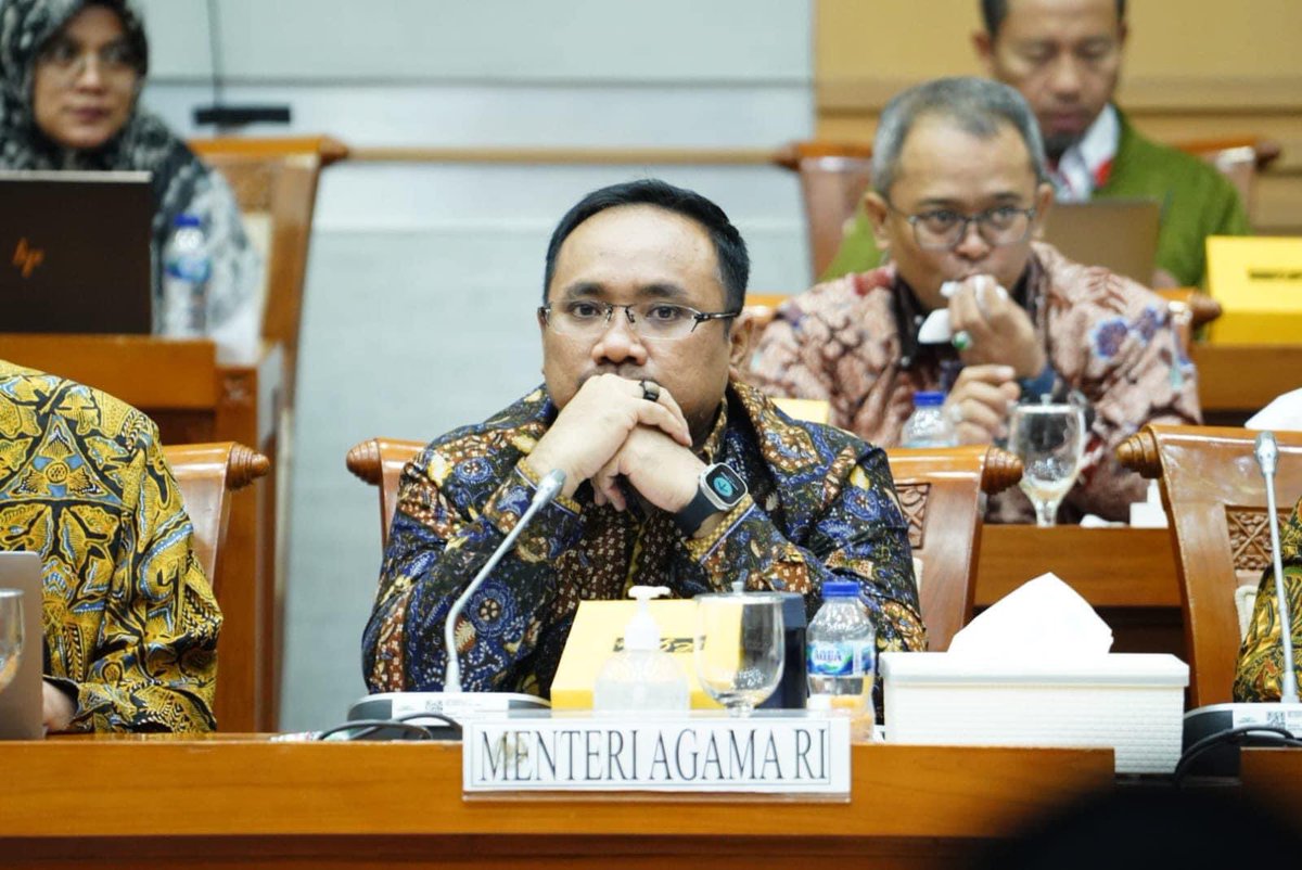 YaqutCQoumas's tweet photo. Merapatkan yang perlu. Siang tadi bersama komisi VIII DPR RI. Pakai batik di Hari Batik. Kamu pakai batik atau pakai isu lama? 😁😎 https://t.co/O3xFfSVmqU