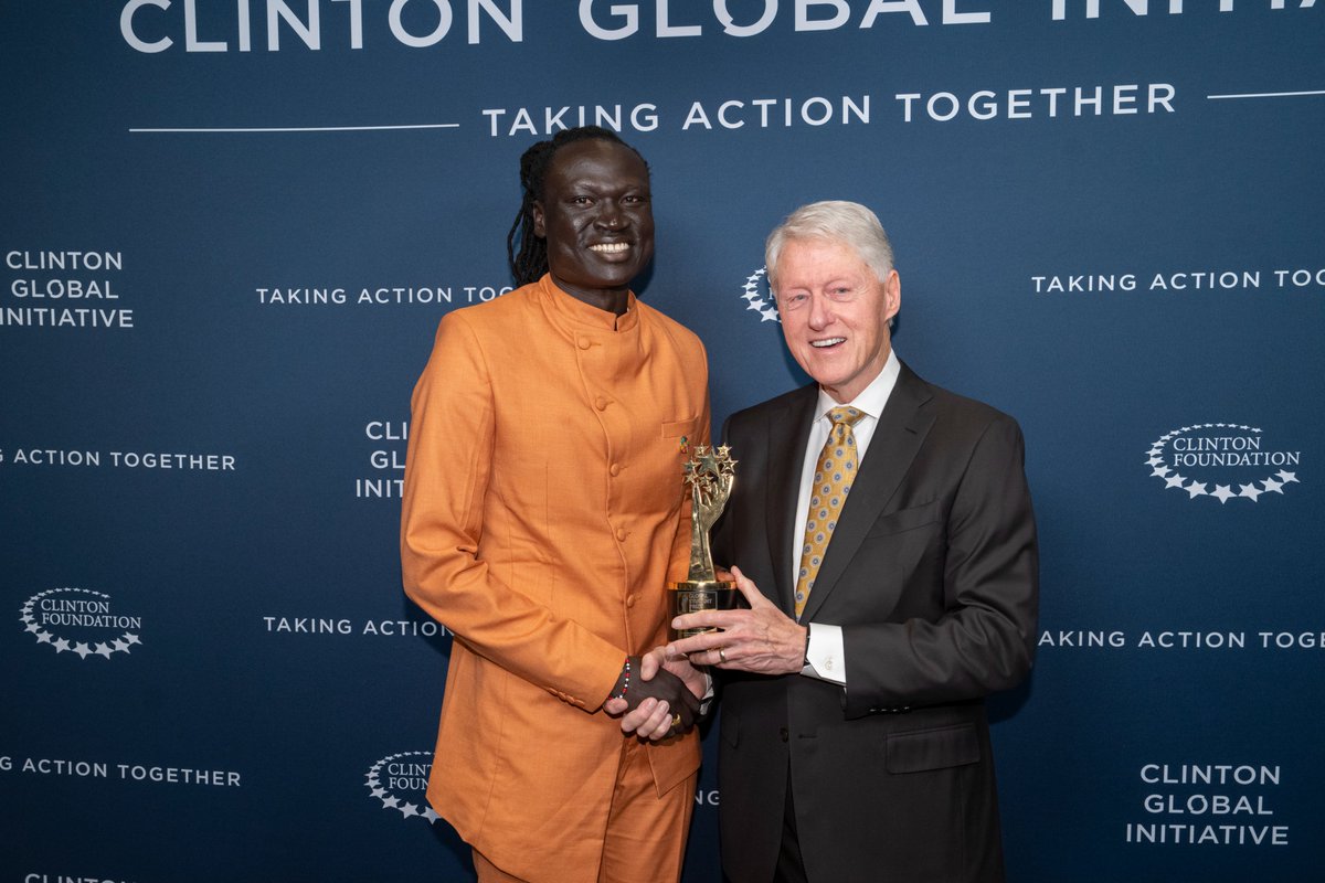 cheggdotorg's tweet image. President Bill Clinton congratulating 24-year-old student @nhialgdeng, who was announced as the winner of the Chegg.org #GlobalStudentPrize 2023 during #UNWeek in New York.

🌍 Selected from almost 4000 nominations and applications from 122 countries worldwide,…