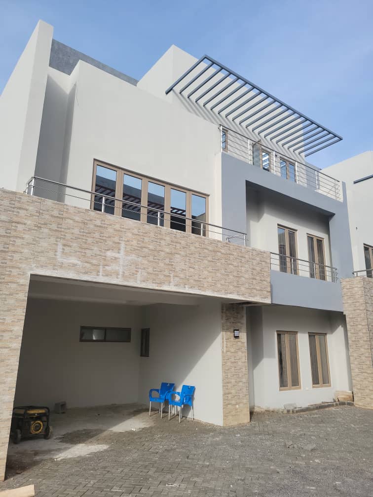 STILL SELLLING                                                        Topnotch 4 bedroom terraced duplex which includes  2 living rooms and BQ.
👉One whole penthouse  floor mastersuite with large bedroom, walk in closet, large balcony with great views,  large double sink bathroom