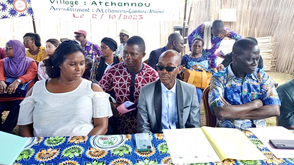 CanBenin's tweet image. Arrivée de la mission de la banque mondiale à Atchannou , Athiémé ce 02/10/23. Le SPCAN, Dr #AlfredACAKPO, a conduit #FatoumataBARRY et son équipe sur le terrain dans le cadre de la mission d'appui au #PNDPE. Cette Visite est fortement soutenue par les autorités locales. #wasexo